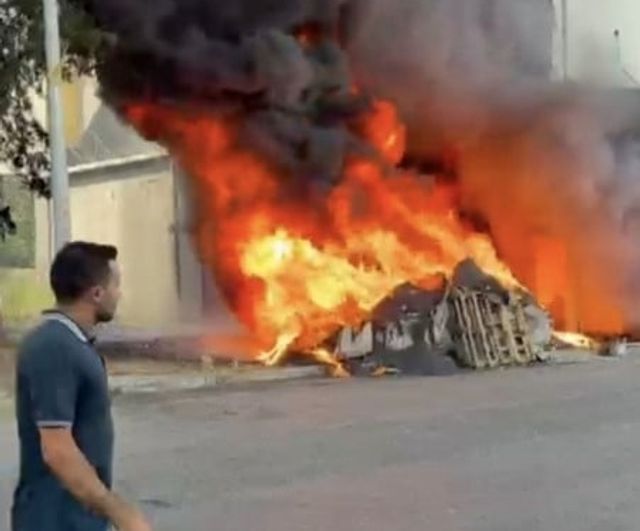Sultangazi’de avize imalatı yapılan iş yerinin dış bölümündeki toz boya deposunda yangın