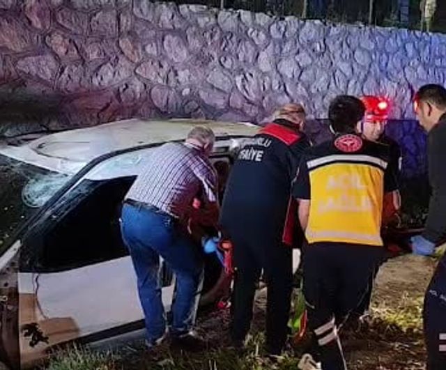 Sungurlu'da hafif ticari araç istinat duvarından düştü: 2 yaralı
