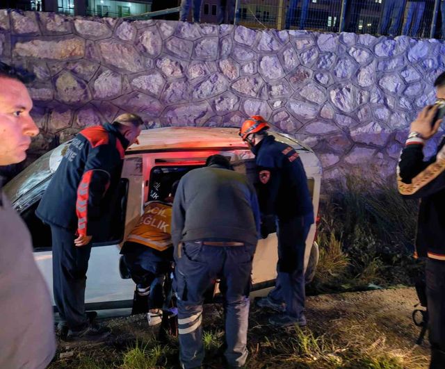Sungurlu'da hafif ticari araç istinat duvarından yan yola düştü: 2 yaralı