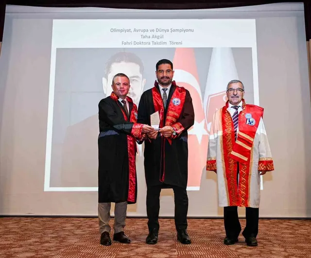 Taha Akgül'e Karamanoğlu Mehmetbey Üniversitesi'nden fahri doktora unvanı