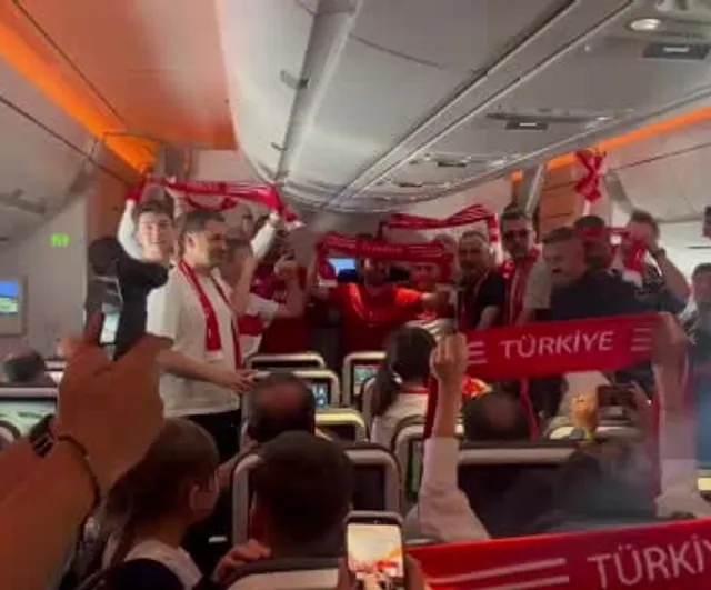 Taraftarlar uçakta A Milli Futbol Takımı'na destek verdi