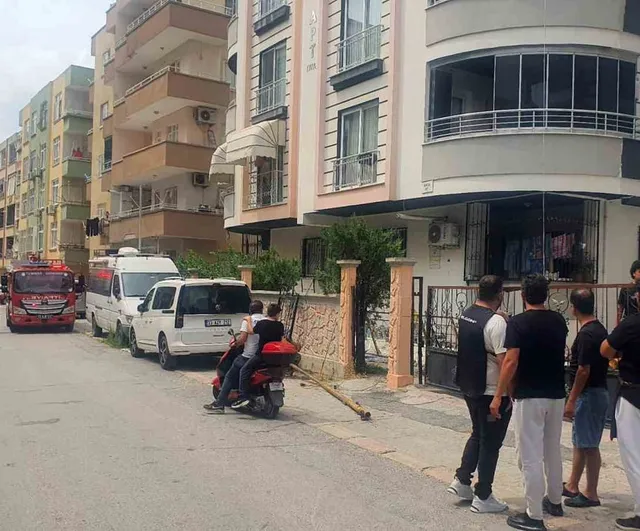 Tarsus'ta asansörlü iskele halatı koptu: 2 işçi yaralandı