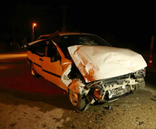 Taşköprü'de iki otomobil çarpıştı: 8 kişi yaralandı