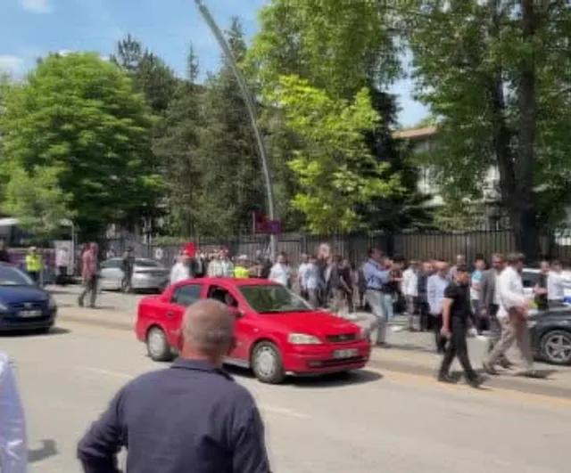 TBMM Dikmen Kapısı'nda Kılıçdaroğlu ve Özgür Özel destekçileri arasında gerginlik