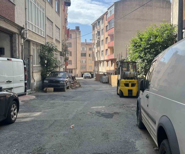 Tekirdağ Çorlu'da geri manevra yapan panelvan motosiklete çarptı; kaza anı kamerada