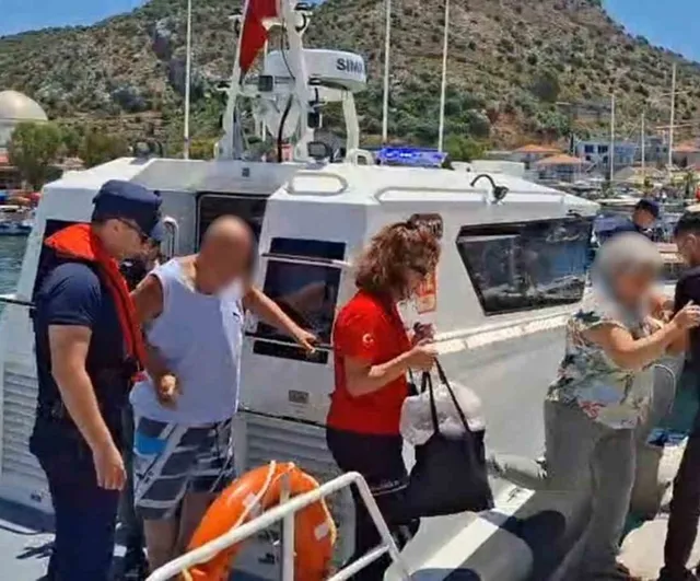 Tekne gezisinde rahatsızlanan vatandaşa tıbbi tahliye