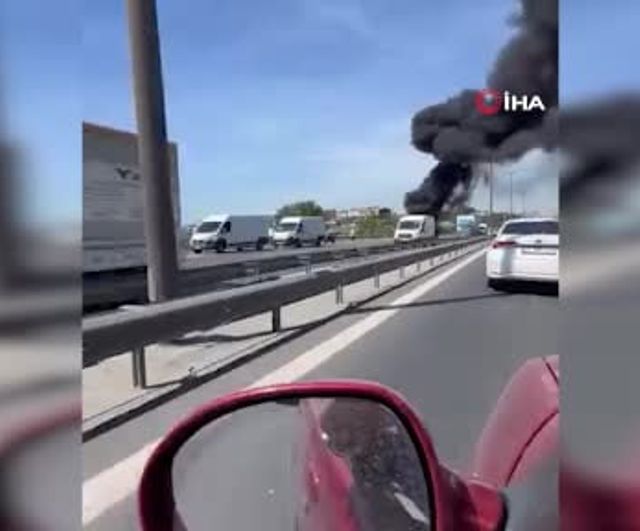 TEM otoyolu'nda seyir halindeki araç alev aldı