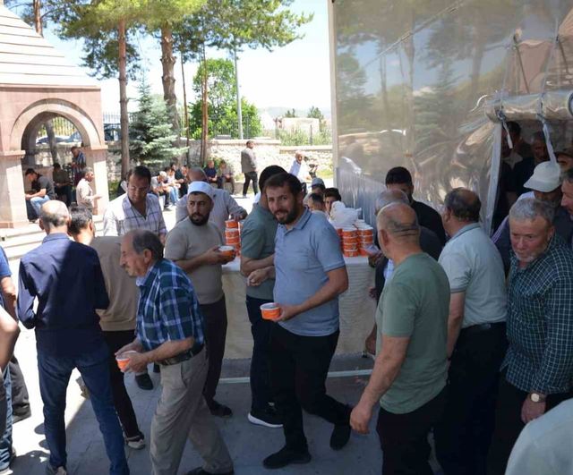Tercan'da Muharrem ayı kapsamında cemaate aşure ikramı