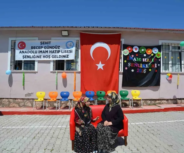 Tercan Şehit Recep Gündüz Anadolu İmam Hatip Lisesi'nde yılsonu şenliği: Öğrenciler yeteneklerini sergiledi