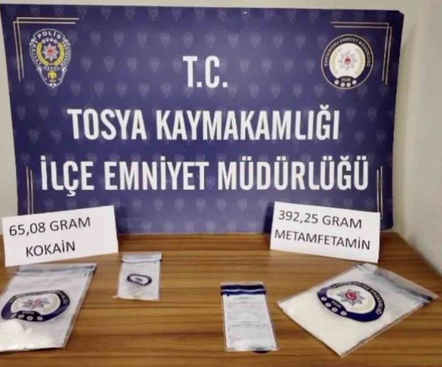 Tosya'da Durdurulan Araçta Uyuşturucu Ele Geçirildi: 2 Kişi Tutuklandı