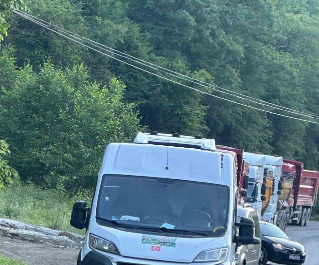 Trabzon-Araklı Karadere Vadisi'nde heyelan: Trabzon-Bayburt karayolu ulaşıma kapandı
