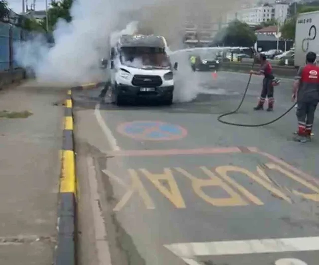 Trabzon'da seyir halindeki dolmuş minibüsü yandı