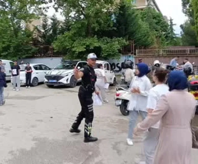 Trafik polisleri YKS'ye girecek öğrencileri okula yetiştirdi