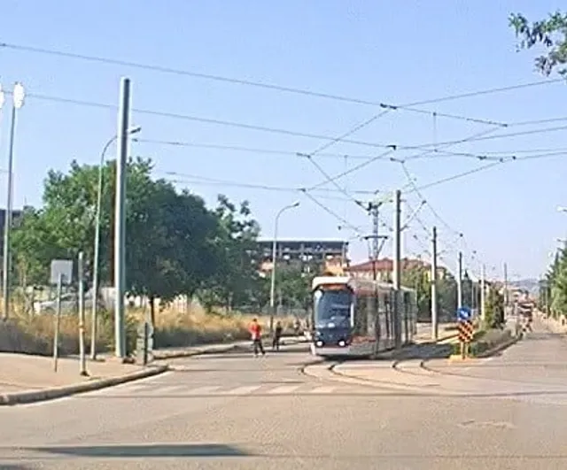 Tramvayda tutunarak paten kayan iki çocuk tehlike yarattı