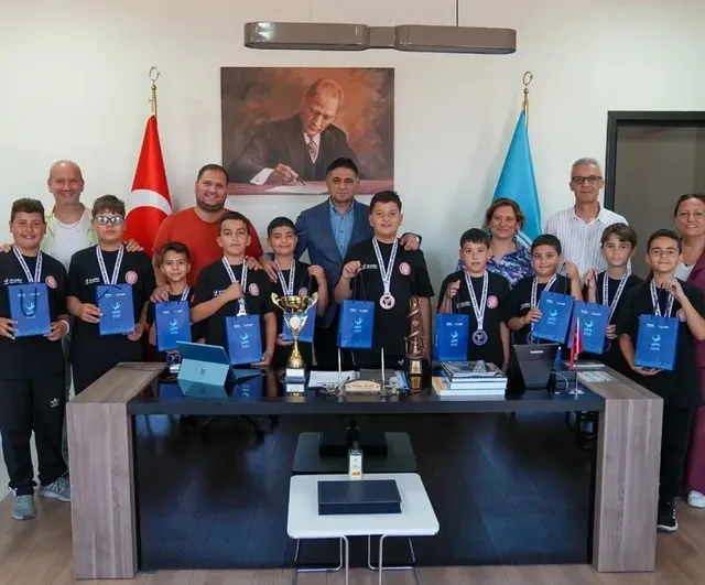 Türkiye üçüncüsü halk oyunları ekibinden başkan Acar’a ziyaret