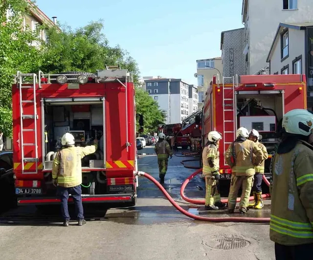 Tuzla’da çatı yangını bitişik binaya sıçradı, 1 saatte kontrol altına alındı