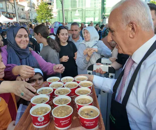 Ümraniye "Aynı Kazanda Aynı Gönülde" buluştu: 20 bin kişiye aşure ikram edildi