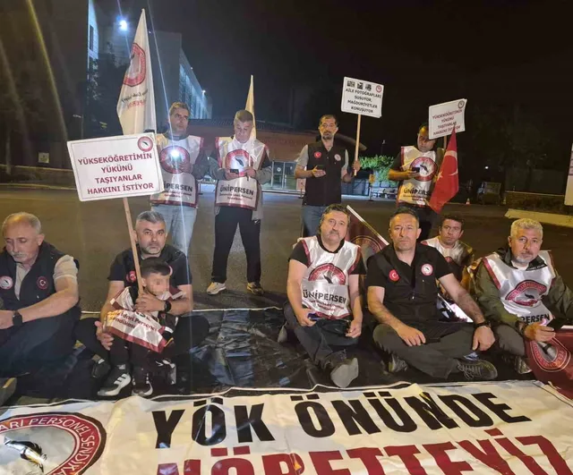 ÜNİPERSAN'dan YÖK Önünde 'Tayin ve Nakil Hakkı' Nöbet Eylemi