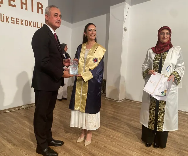 Üniversite hayalini 56 yaşında gerçekleştirdi: Alaşehir'de 170 öğrenci mezun oldu