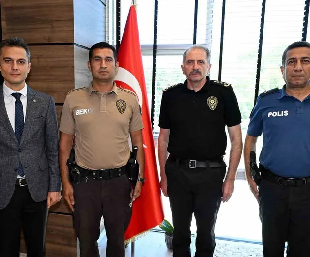 Uşak'ta görme engelli öğretmene yardım eden bekçiye teşekkür belgesi
