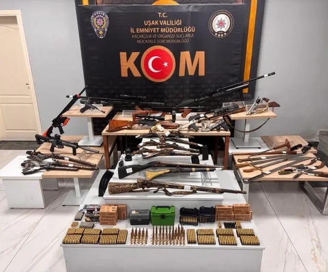 Uşak'ta polis operasyonu: Çok sayıda silah ve tarihi nitelikte tüfekler ele geçirildi
