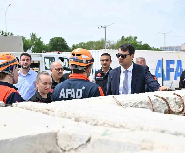 Uşak Valisi Serdar Kartal AFAD’ı ziyaret ederek afet hazırlıklarını inceledi