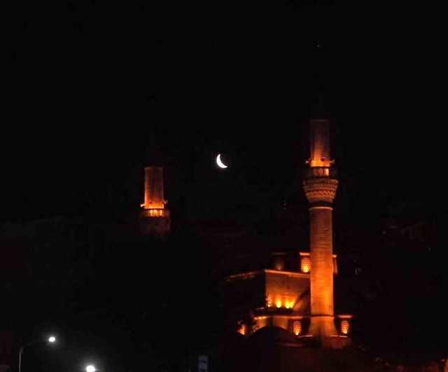 Üsküdar'da Mihrimah Sultan Camii ile hilalin kartpostallık buluşması