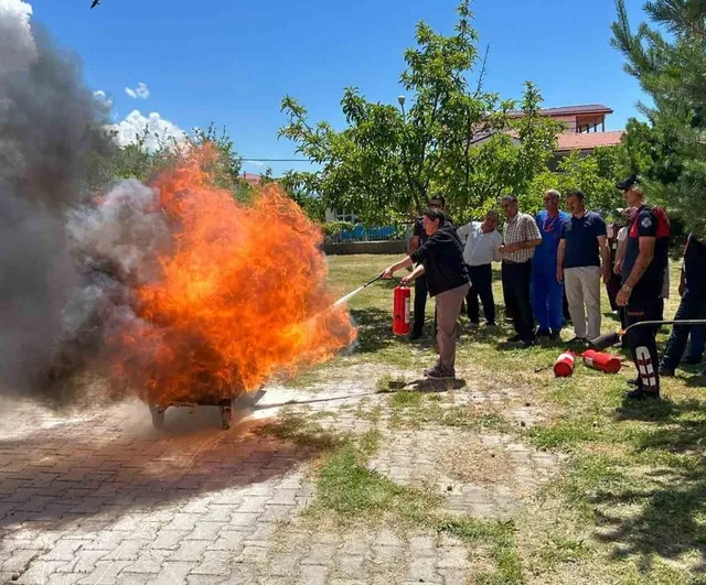 Üzümlü Devlet Hastanesi personeline uygulamalı yangın eğitimi