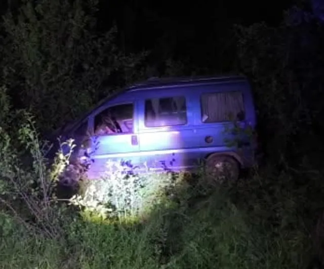 Uzundere'de freni patlayan araç bahçeye düştü, sürücü yaralandı