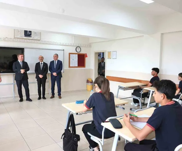 Vali Aydoğdu, Ulalar Anadolu Lisesi’ni Ziyaret Ederek YKS’ye Hazırlanan Öğrencilere Başarı Diledi
