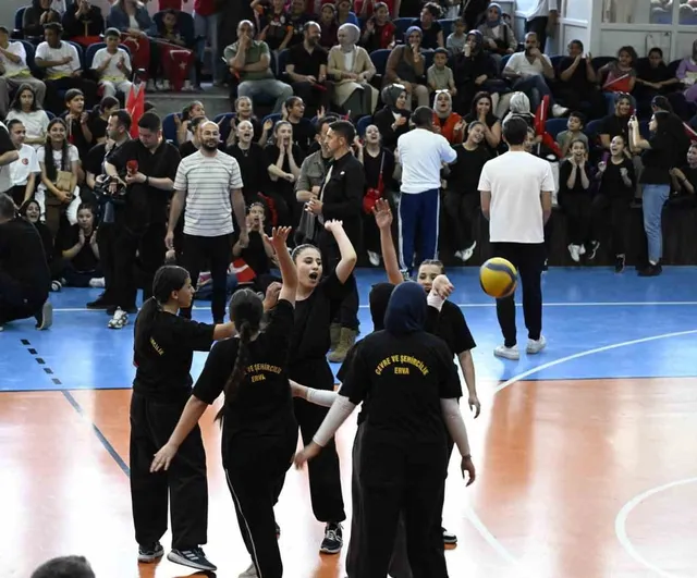 Vali Çiçek: ERVA devasa bir meydan okumadır — Kayseri'de ERVA Spor Okulları'na malzeme desteği