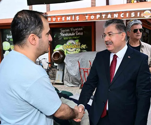Vali Dr. Erdinç Yılmaz Banka Caddesi'ndeki esnafı ziyaret etti