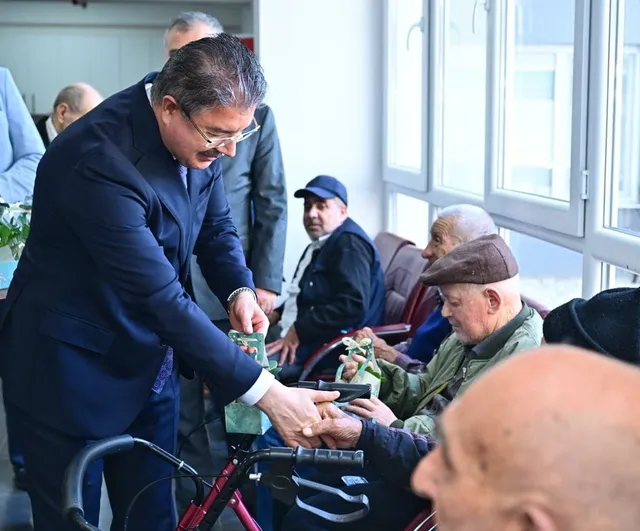 Vali Erdinç Yılmaz, Fethi Yılmaz Sezer Yaşlı Bakım ve Rehabilitasyon Merkezi'nde babalar günü pastası kesti