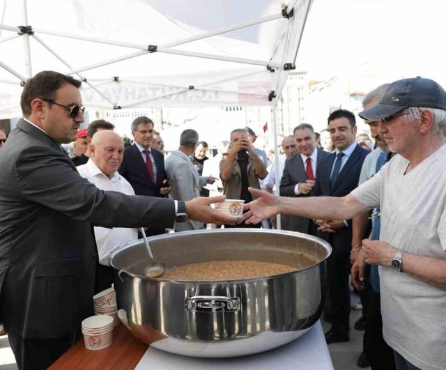 Vali Işın vatandaşlara aşure ikramında bulundu