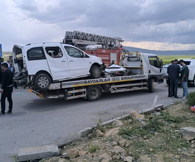 Van Çaldıran'da İki Araç Çarpıştı: Aynı Aileden 4 Kişi Hayatını Kaybetti