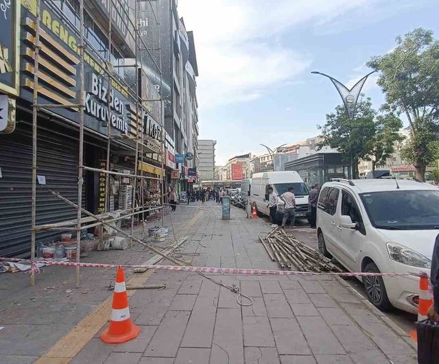 Van'da Cumhuriyet Caddesi'nde dış cepheden kopan beton parçaları kaldırıma düştü
