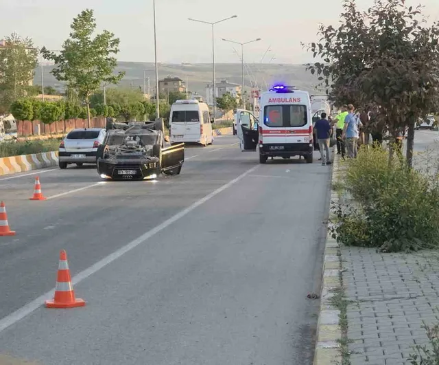 Van Edremit'te otomobil takla attı: 2 kişi yaralandı