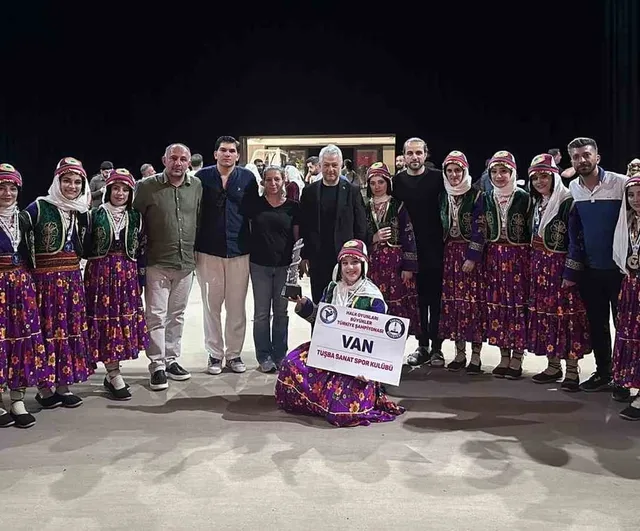 Vanlı kızlar halk oyunlarında ikinci kez Türkiye ikincisi oldu