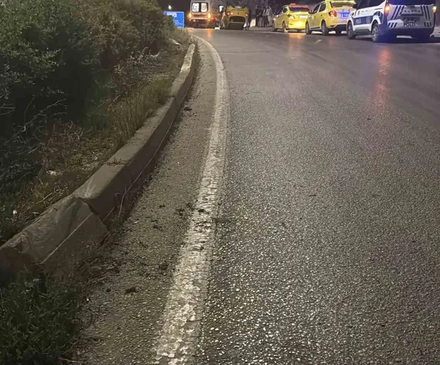 Virajı alamayan ticari taksi ters döndü, iki yolcu yaralandı