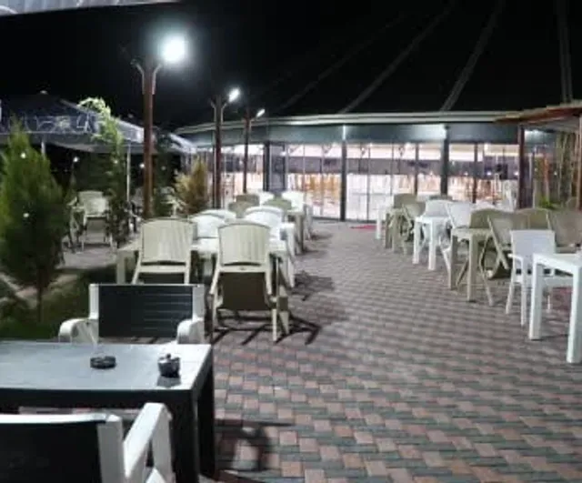 Yapay çiçeğe konan baykuş kelebeği büyüklüğüyle dikkat çekti