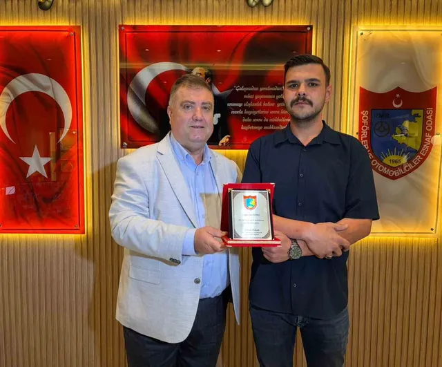 Yardımsever taksiciye plaket