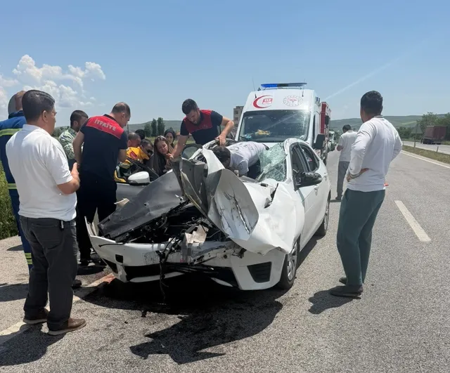 Yerköy'de Hızlı Tren Kavşağı'nda trafik kazası: 2 yaralı, otomobilin tavanı koptu