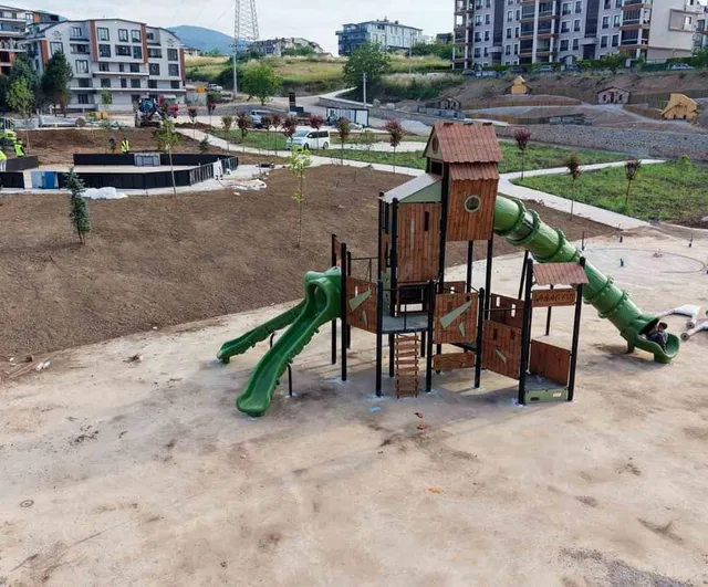 Yeşilyurt Millet Bahçesi'nde çocuk oyun alanlarının montajı başladı