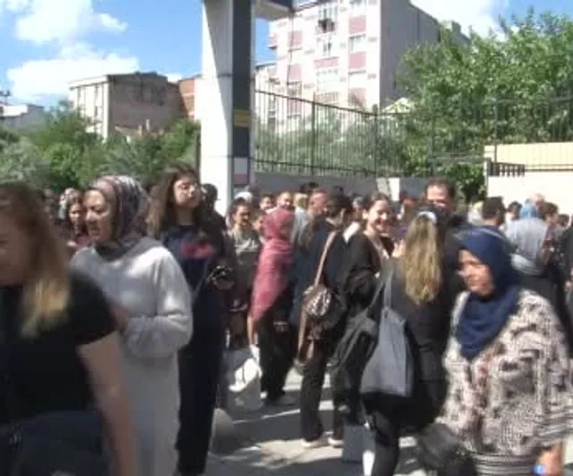 YKS'ye geç kalan adaylar demir korkuluklara çıktı