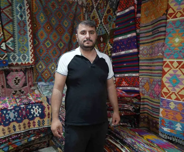 Yörük köylerinden topladığı halı ve kilimleri satarak geçmişi geleceğe taşıyor
