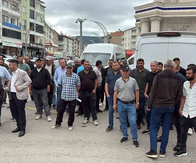 Yozgat’ta 150 maden işçisi 4 aydır maaş alamadıklarını söyleyerek işvereni protesto etti