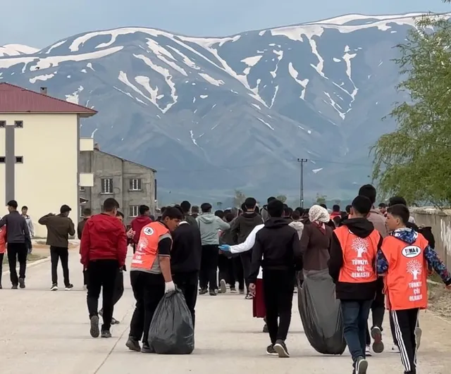 Yüksekova'da 400 Kişinin Katıldığı Okul Öncülüğünde Çevre Temizliği