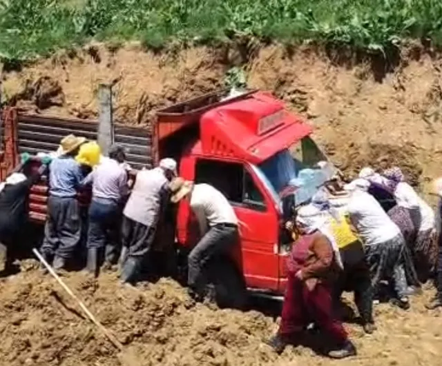 Yüksekova'da berivanlar çamura saplanan Isuzu kamyoneti iterek kurtardı