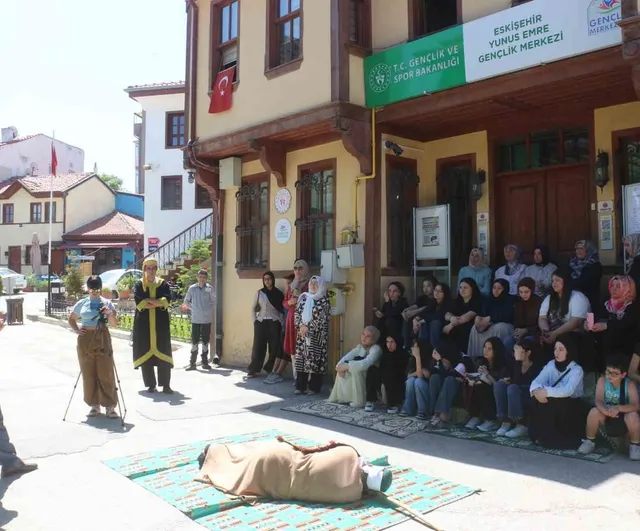 Yunus Emre’nin hayatı açık havada tiyatro oyunuyla sahnelendi