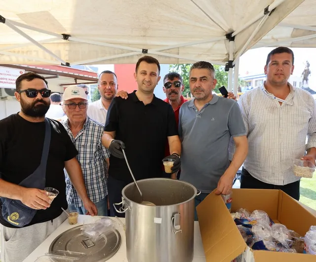 Yunusemre’de aşure bereketi mahalle mahalle yayılıyor